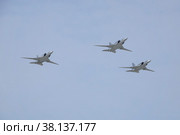 Группа стратегических ракетоносцев "Ту-22М3", дальний сверхзвуковой ракетоносец-бомбардировщик с изменяемой геометрией крыла во время репетиции парада, посвященного Победе в Великой Отечественной войне (2022 год). Редакционное фото, фотограф Free Wind / Фотобанк Лори
