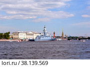 Военный корабль -корвет «Меркурий» на параде в День Военно-морского флота на фоне городских достопримечательностей. Санкт-Петербург (2022 год). Редакционное фото, фотограф Сергей Афанасьев / Фотобанк Лори