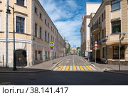 Москва, Вид на Полянский переулок со стороны Бродникова переулка (2021 год). Редакционное фото, фотограф Pukhov K / Фотобанк Лори