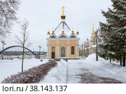 Часовня Николая Чудотворца в городском зимнем пейзаже пасмурным январским днем. Рыбинск, Россия (2021 год). Стоковое фото, фотограф Виктор Карасев / Фотобанк Лори