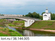 Монастырский мост через Тьмаку и церковь Михаила Тверского. Тверь (2022 год). Редакционное фото, фотограф Александр Щепин / Фотобанк Лори
