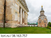 Борисоглебский монастырь. Восточный портик собора Бориса и Глеба. Свечная или Библиотечная башня. Торжок (2021 год). Редакционное фото, фотограф Александр Щепин / Фотобанк Лори