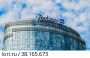 Здание Radisson Blu Olympiyskiy Hotel, Moscow в солнечный летний день. Москва. Россия (2022 год). Редакционное фото, фотограф E. O. / Фотобанк Лори