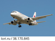 Самолет Сухой SuperJet 100-95LR (RA-89117 ) авиакомпании "Северсталь" на глиссаде. Вид спереди (2019 год). Редакционное фото, фотограф Виктор Карасев / Фотобанк Лори