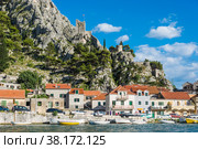 View of Cetina river and the tower Mirabella (2015 год). Редакционное фото, фотограф Михаил Аккуратoв / Фотобанк Лори