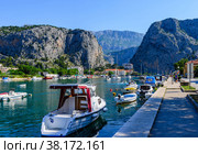 View of the embankment of the Cetina River and the mountains in the town of Omis (2015 год). Редакционное фото, фотограф Михаил Аккуратoв / Фотобанк Лори