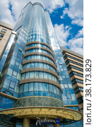 Здание Radisson Blu Olympiyskiy Hotel, Moscow в солнечный летний день. Москва. Россия (2022 год). Редакционное фото, фотограф E. O. / Фотобанк Лори