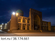Средневековое медресе Мир-и-Араб (16в.) перед рассветом. Бухара, Узбекистан (2022 год). Стоковое фото, фотограф Виктор Карасев / Фотобанк Лори