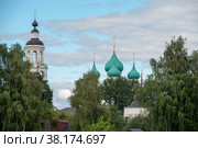 Ярославль, Вид на Толгский монастырь. Святые врата с Никольской церковью, собор Введения во храм Пресвятой Богородицы, колокольня. Вид с Волги (2020 год). Стоковое фото, фотограф Pukhov K / Фотобанк Лори