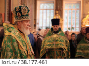 Епископ Балашихинский и Орехово-Зуевский Николай служит литургию в день нахождения мощей преподобного Сергия Радонежского в Савинском храме (2022 год). Редакционное фото, фотограф Дмитрий Неумоин / Фотобанк Лори