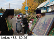 Монах Троице-Сергиевой лавры принимает ковчег и икону с мощами преподобного Сергия Радонежского (2022 год). Редакционное фото, фотограф Дмитрий Неумоин / Фотобанк Лори