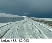 Красивый горный пейзаж с дорогой среди холмов и скал. Стоковое фото, фотограф Ярославский Максим / Фотобанк Лори