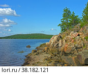 Гранитные скалы на берегу  Белого моря, остров Горелый, Керетская губа, Кандалакшкий залив, Карелия. Солнечный день в августе. Стоковое фото, фотограф Сергей Рыбин / Фотобанк Лори