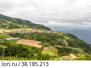 Вид на город с фермами в горах у моря, Сан-Мигель - Азорские острова. View of the city with farms in the mountains near the sea, Sao Miguel - Azores (2014 год). Стоковое фото, фотограф Марина Шабардина / Фотобанк Лори