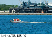 People in rubber boat with motor float (2010 год). Редакционное фото, фотограф Сергей Буторин / Фотобанк Лори