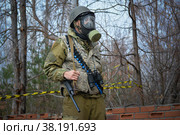 Военный в противогазе. Вооружённый конфликт. Стоковое фото, фотограф Виталий Михайлюк / Фотобанк Лори