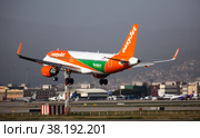 EasyJet OE-IVT Airbus landing in El Prat Airport in Barcelona (2020 год). Редакционное фото, фотограф Яков Филимонов / Фотобанк Лори