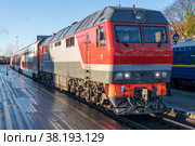 Тепловоз ТЭП-70БС с пассажирским поездом "Москва-Петрозаводск" у платформы станции Сортавала октябрьским утром. Карелия (2022 год). Редакционное фото, фотограф Виктор Карасев / Фотобанк Лори