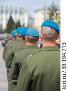 Young Russian paratroopers at parade. Стоковое фото, фотограф Александр Подшивалов / Фотобанк Лори