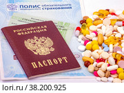 Бесплатная медицина. Россыпь из разноцветных лекарств на документах крупным планом. Стоковое фото, фотограф Владимир Ходатаев / Фотобанк Лори
