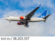 Boeing 737-700 (SE-REZ) авиакомпании SAS Scandinavian Airlines на глиссаде. Вид сбоку (2018 год). Редакционное фото, фотограф Виктор Карасев / Фотобанк Лори