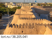 Вид на стены старинной крепости Кунья Арк в лучах заходящего солнца. Хива, Ичан-Кала. Узбекистан (2022 год). Редакционное фото, фотограф Анна Карасева / Фотобанк Лори