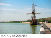 Воронеж, Россия. Вид на корабль-музей Гото Предестинация со стороны набережной вдоль Адмиралтейской площади. Корабль конструкции Петра 1 на фоне голубого безоблачного неба (2021 год). Редакционное фото, фотограф Pukhov K / Фотобанк Лори
