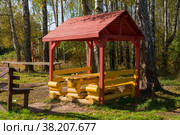 Деревянная беседка для пикника в лесу в осенний день. Стоковое фото, фотограф Pukhov K / Фотобанк Лори