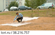Incorrectly planted lawn. The grass dried up. Стоковое видео, видеограф Chudakov_Ivan / Фотобанк Лори
