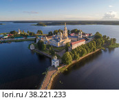 Вид с высоты на Нило-Столобенский монастырь июльским вечером (аэросъемка). Тверская область, Россия (2022 год). Стоковое фото, фотограф Виктор Карасев / Фотобанк Лори