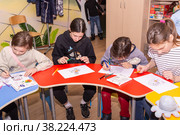 Дети делают интересные поделки на детском празднике. Children make interesting crafts at a children's holiday. (2022 год). Редакционное фото, фотограф Мария / Фотобанк Лори