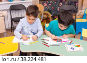 Дети делают интересные поделки на детском празднике. Children make interesting crafts at a children's holiday. (2022 год). Редакционное фото, фотограф Мария / Фотобанк Лори