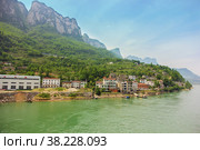 The Yangtze River, Yichang City District, Hubei Province, China. Город Ичан на реке Янцзы, Китай (2015 год). Редакционное фото, фотограф Римма Тельнова / Фотобанк Лори