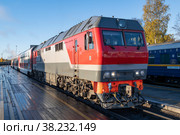 Тепловоз ТЭП-70БС с современным двухэтажным пассажирским поездом  у платформы станции Сортавала октябрьским утром. Карелия (2022 год). Редакционное фото, фотограф Виктор Карасев / Фотобанк Лори