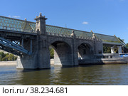 View of Bogdan Khmelnitskiy bridge in spring rainy day (2018 год). Стоковое фото, фотограф Анна Кривицкая / Фотобанк Лори