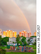 Город Балашиха. МКР 1Мая. Детская площадка, на фоне пятиэтажки, новостроек и радуги на ними (2021 год). Редакционное фото, фотограф Зобков Юрий / Фотобанк Лори