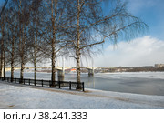 Савеловский мост через Волгу в городе Кимры Тверской области, Россия. Вид с набережной Фадеева в зимний день. Архитектура, здания и живописная природа. Пейзаж Кимр (2021 год). Стоковое фото, фотограф Pukhov K / Фотобанк Лори
