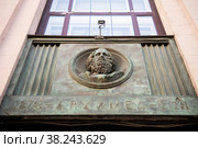 Российская государственная библиотека. Барельефы. Архимед. Москва. Россия (2022 год). Редакционное фото, фотограф E. O. / Фотобанк Лори