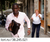 Street thief running away after stealing handbag from woman. Стоковое фото, фотограф Яков Филимонов / Фотобанк Лори