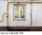 Москва, улица Ботаническая, 9. Газовый ввод. Желтая труба на фасаде старого панельного дома (2022 год). Стоковое фото, фотограф Наталья Николаева / Фотобанк Лори