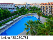 Красивый вид сверху на территорию Camyuva Beach Hotel 4*, Чамьюва, Кемер,Турция (2022 год). Редакционное фото, фотограф Ольга Коцюба / Фотобанк Лори