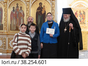 Епископ Балашихинский и Орехово-Зуевский Николай в Казанском храме города Павловского Посада наградил матушек священнослужителей, имеющих пятерых и более детей (2022 год). Редакционное фото, фотограф Дмитрий Неумоин / Фотобанк Лори