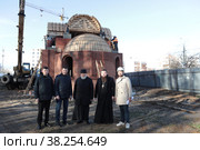 Епископ Балашихинский и Орехово-Зуевский Николай (третий слева) и глава г.о. округа Семёнов Денис Олегович (второй слева) на объекте строительства нового храма (2022 год). Редакционное фото, фотограф Дмитрий Неумоин / Фотобанк Лори