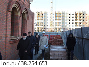 Епископ Балашихинский и Орехово-Зуевский Николай и глава г.о. округа Семёнов Денис Олегович на объекте строительства нового храма (2022 год). Редакционное фото, фотограф Дмитрий Неумоин / Фотобанк Лори
