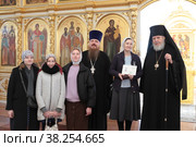 Епископ Балашихинский и Орехово-Зуевский Николай в Казанском храме города Павловского Посада наградил матушек священнослужителей, имеющих пятерых и более детей (2022 год). Редакционное фото, фотограф Дмитрий Неумоин / Фотобанк Лори