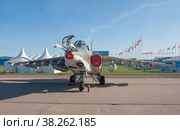 Российский и советский бронированный военный дозвуковой самолёт-штурмовик Су-25СМ3 "Супер грач" Frogfoot на Международном авиасалоне МАКС, Жуковский, Россия, вид спереди (2019 год). Редакционное фото, фотограф Малышев Андрей / Фотобанк Лори