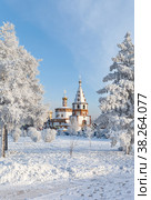 Winter cityscape of Irkutsk on frosty day in Christmas holidays. View from city park with white snowy trees to beautiful Epiphany Cathedral - main landmark of city. New Year and Xmas  outdoor recreation (2021 год). Стоковое фото, фотограф Виктория Катьянова / Фотобанк Лори