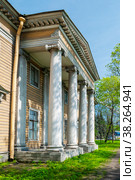 Портик дачи Головина. Санкт-Петербург (2013 год). Стоковое фото, фотограф Александр Щепин / Фотобанк Лори