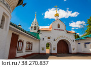 Подворье Афонского Пантелеимонова монастыря (Афонское подворье). Улица Гончарная, 6. Весенний день. Москва. Россия (2022 год). Редакционное фото, фотограф E. O. / Фотобанк Лори