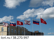 Флаги на территории Тульского оружейного завода..  День. Лето. Солнечно. (2022 год). Редакционное фото, фотограф Виктор Истомин / Фотобанк Лори